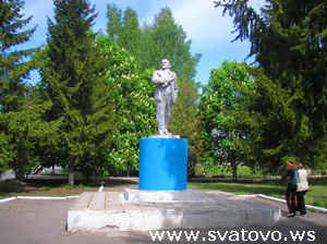 Фото памятника Ленину на территории центральной больницы города Сватово