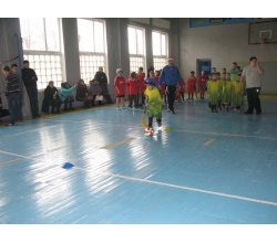 Змагання з мячем на новорічних естафетах вихованців МККіД