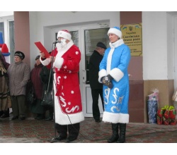 Мер в ролі Діда Мороза та Снігуронька. 2013 рік Сватове.