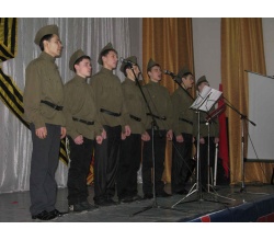 Виступ молодих юнаків на Фестивалі воєнної пісні