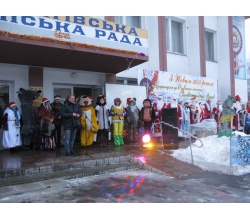 міським клубом культури та дозвілля за підтримки колективів дитячих садочків, проведено парад Дідів Морозів