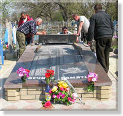 хід робіт під час реконструкції братської могили на кладовищі по вул. Комсомольській
