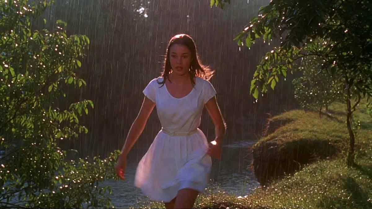 Дівчина в білій сукні на кручі, літній дощ, річка вдалині, атмосфера 70-х