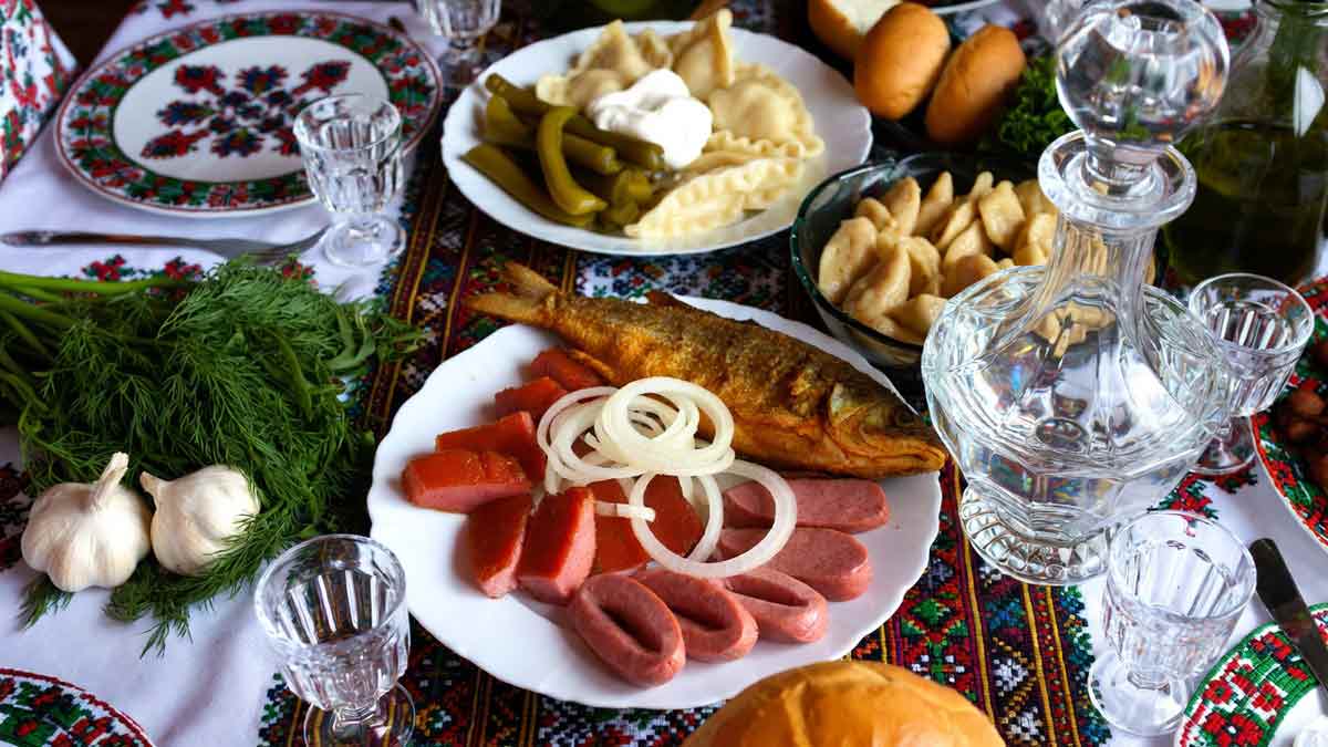 Багатий український весільний стіл: сало, ковбаса, вареники, горілка