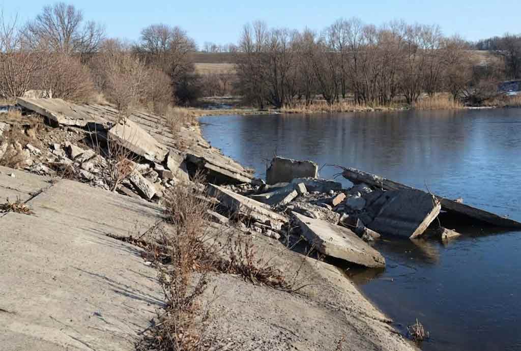 Зруйнована гребля, старий сад, сухе русло річки