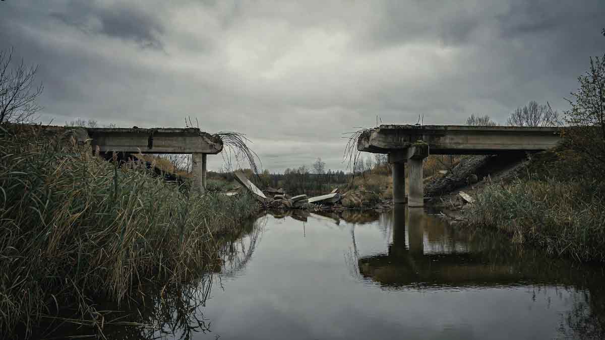Зруйнований міст через річку Жеребець, уламки бетону у воді