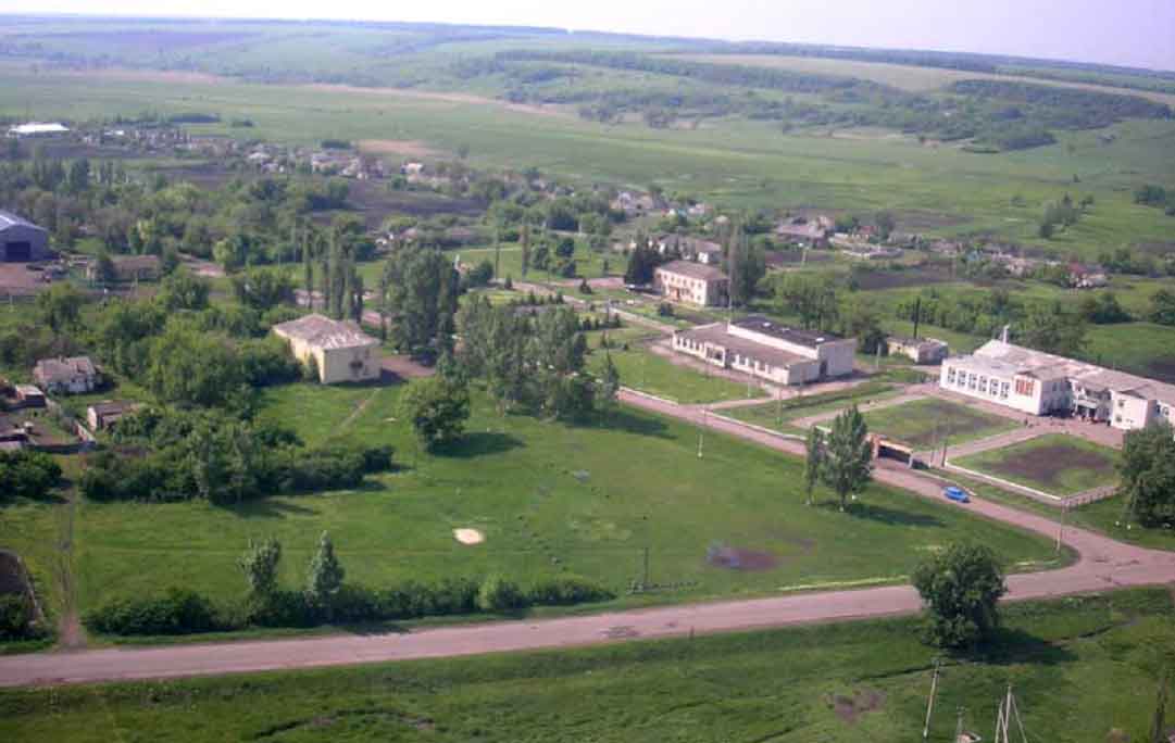 Райгородськ: соняхи та білі хати під горою у сонячний день