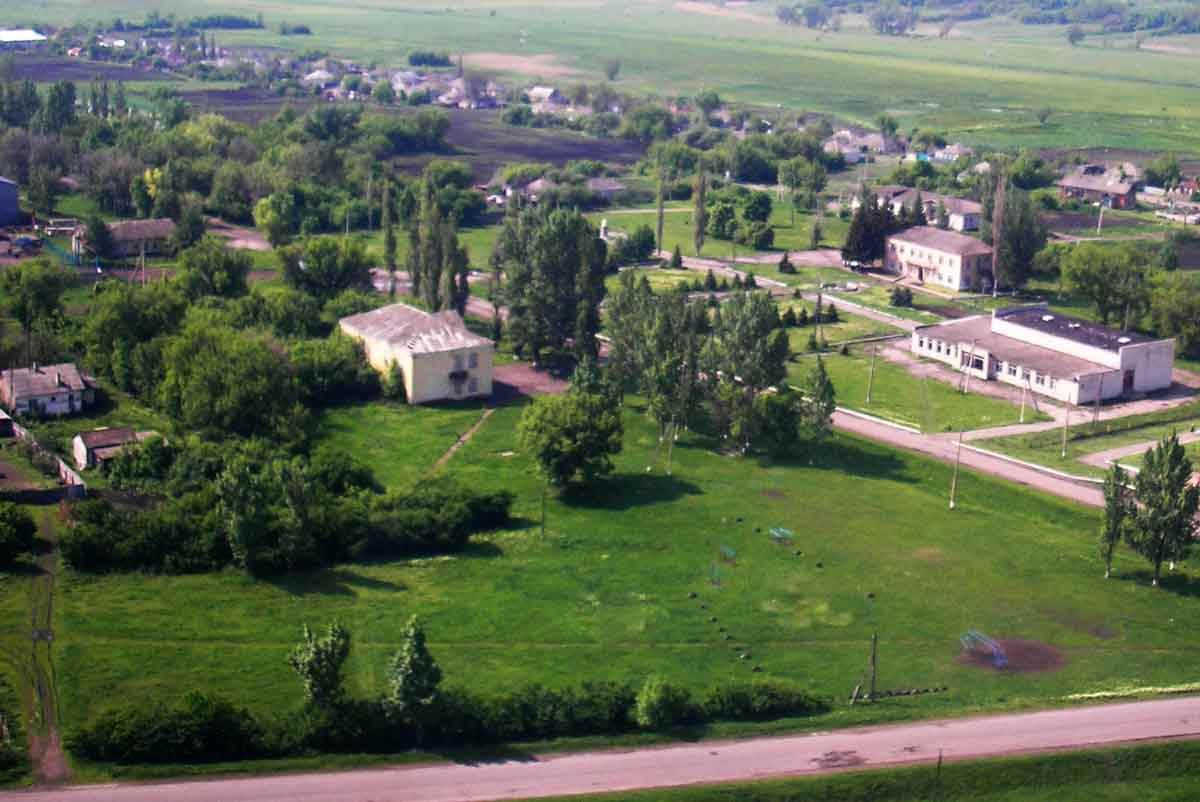 Стара Райгородська школа, шкільний двір, діти, ностальгічне фото