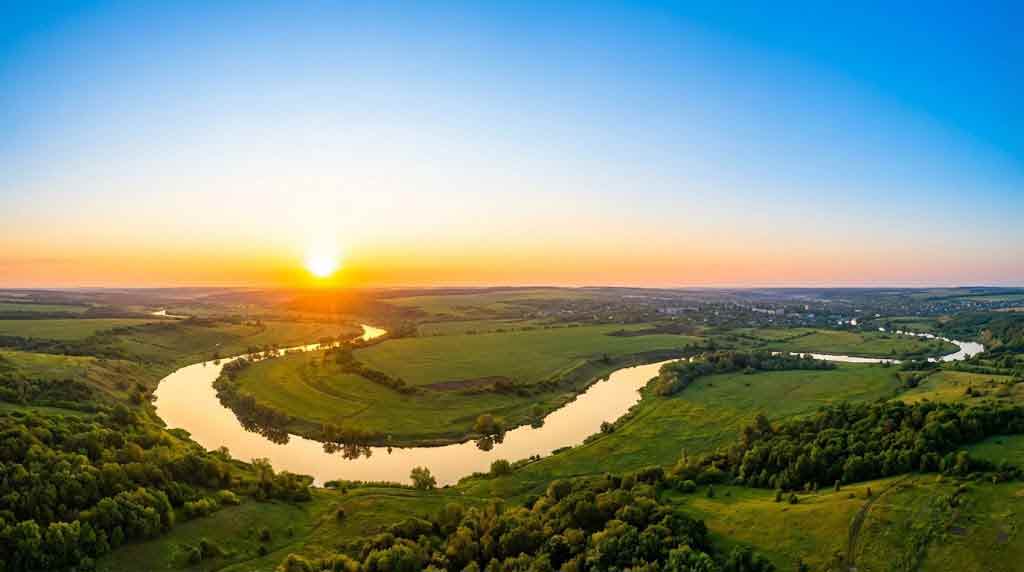 Світанок над річкою Красна у Сватовому, золоте сонце, зелена долина, широкий обрій