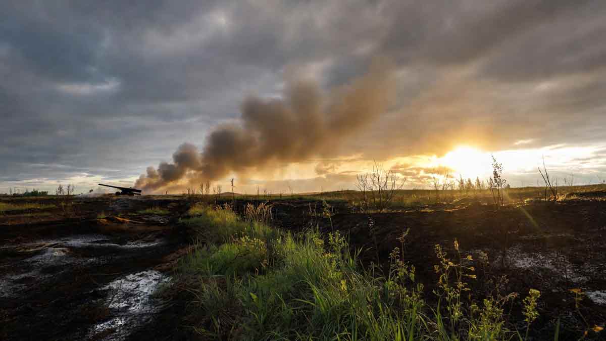 Світанок над полем біля Сватового, розбита техніка заростає травою