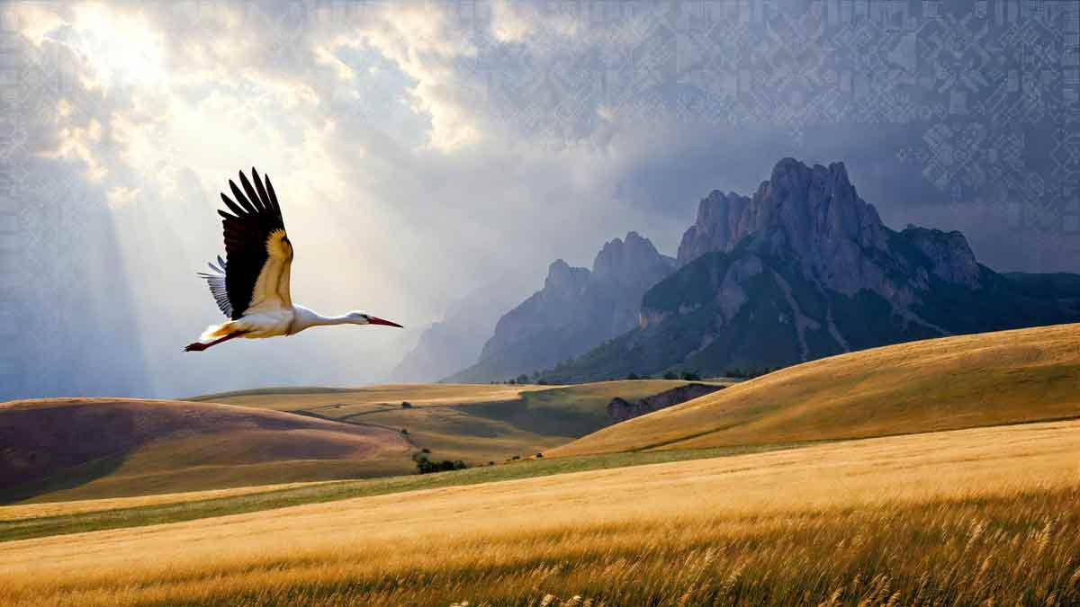 Величний пейзаж України: гори і степ, лелека летить додому, сонячне світло пробивається крізь хмари