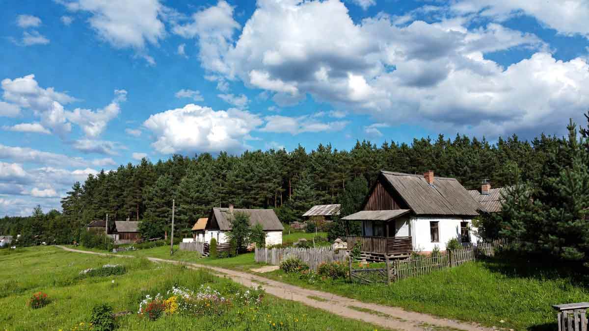 Затишне українське село Райгородськ, сонячний день