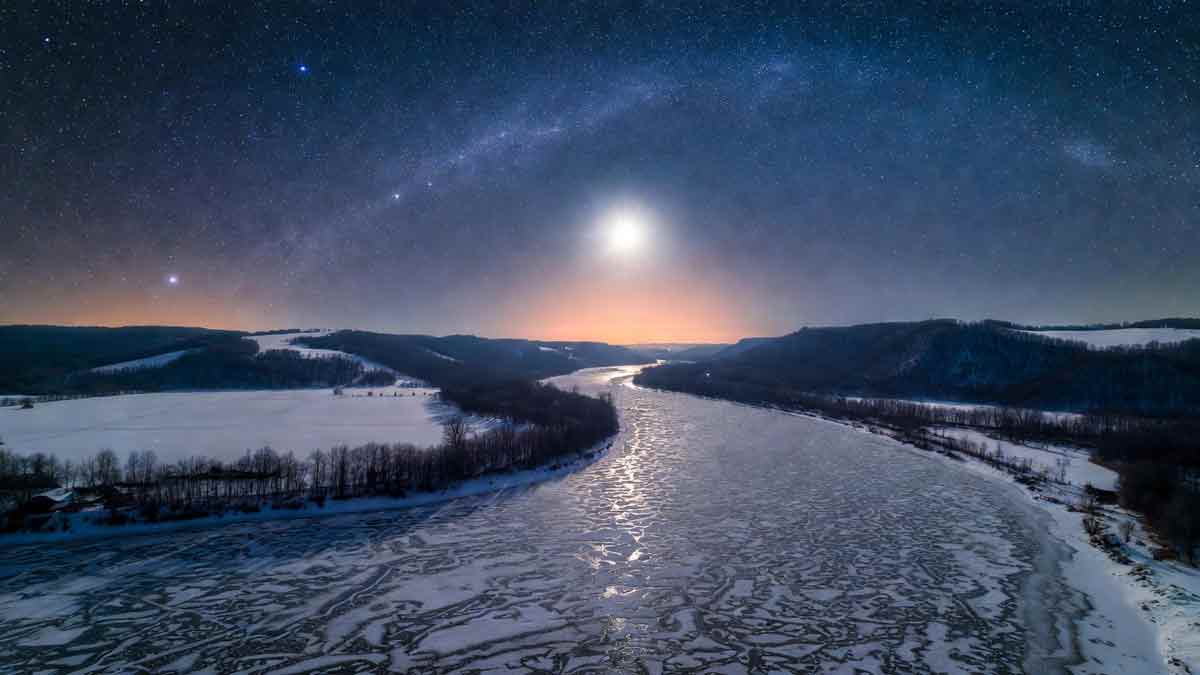 Велична зірка сяє над замерзлим Дніпром і засніженими полями