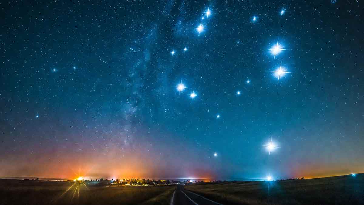 Нічний степ Луганщини, зоряне небо, Чумацький Шлях, далекі теплі вогні домівок