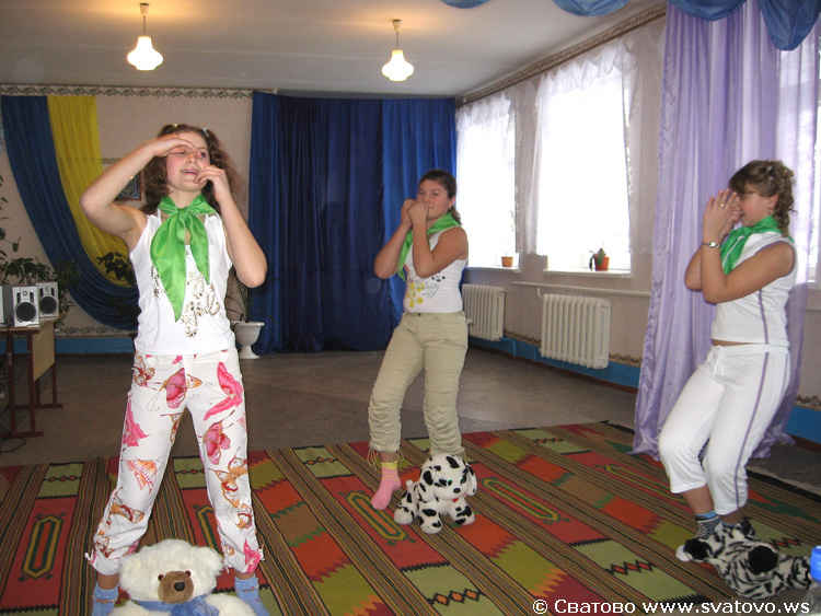 Фото праздника "Діти майбутнє України", Руденко Альона, Герфанова Юля, Молодан Яна, 2008 год.