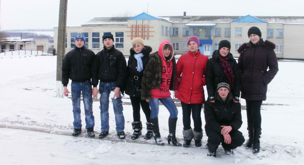 9 клас на фоні зимового сільського пейзажу 14 лютого 2012 рік