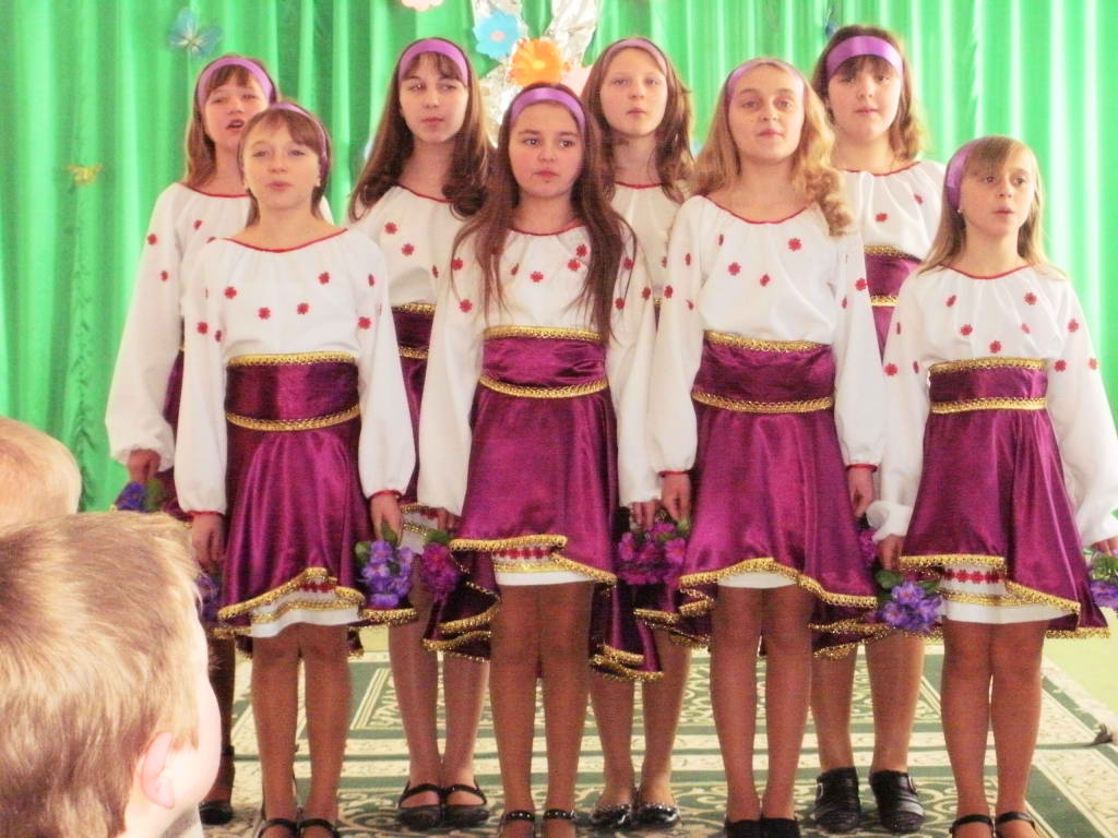 Дівчата співають пісню на святі 8 березня