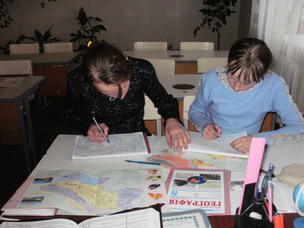 Цікаво на уроці географії ученицям 8 класу Перетятько Риммі та Білецькій Юлії