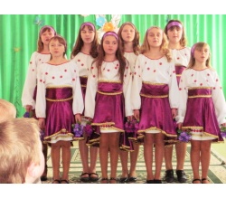 Дівчата співають пісню на святі 8 березня