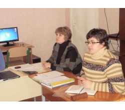 Директор школи Грабко Наталія Іванівна та вчитель Жестовська Марія Миколаївна на педнараді в Райгородській школі.