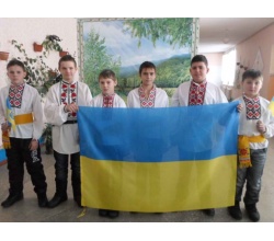 Хлопці та прапор України