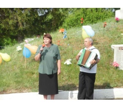 Выступление возле памятника Чернова Надежда Станиславовна и Чертков Анатолий Владимирович