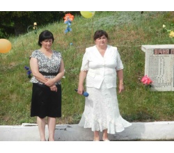 Малец Татьяна Ивановна и Руденко Людмила Алексеевна возле памятника 9 мая 2012 год