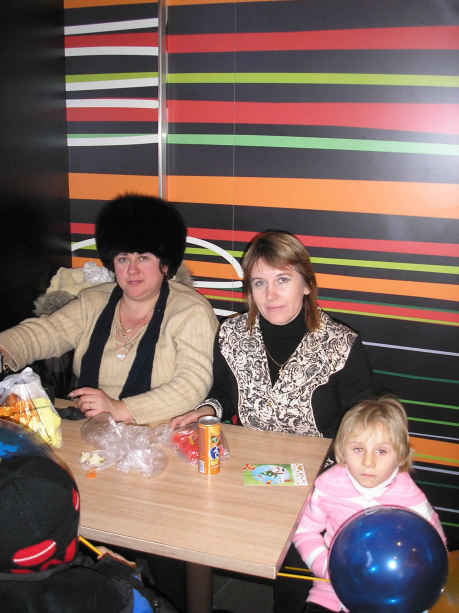 Дети завтракали в "Макдоналдсе"