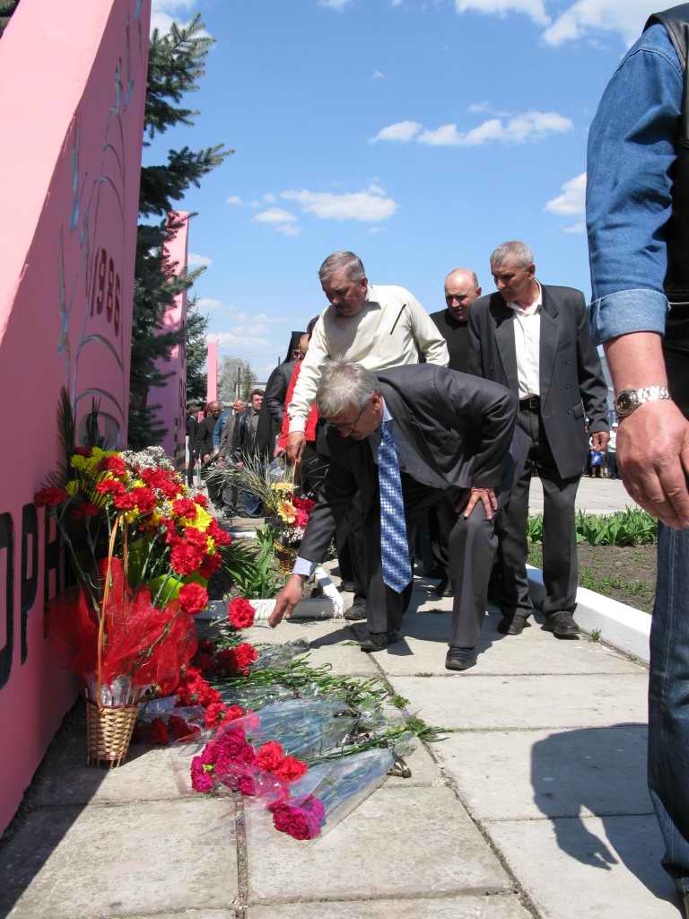 Митинг в честь 25 лет после Чернобыльской аварии. Покладание цветов в честь героического подвига ликвидаторов аварии на ЧАЕС (8)