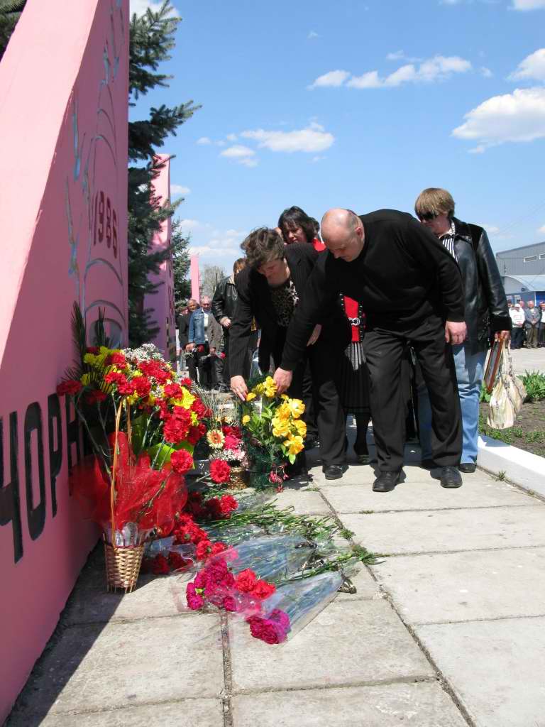 Митинг в честь 25 лет после Чернобыльской аварии. Покладание цветов в честь героического подвига ликвидаторов аварии на ЧАЕС (9)
