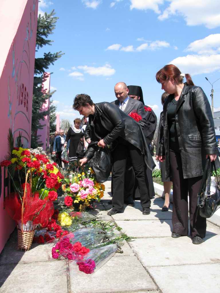 Митинг в честь 25 лет после Чернобыльской аварии. Покладание цветов в честь героического подвига ликвидаторов аварии на ЧАЕС (11)