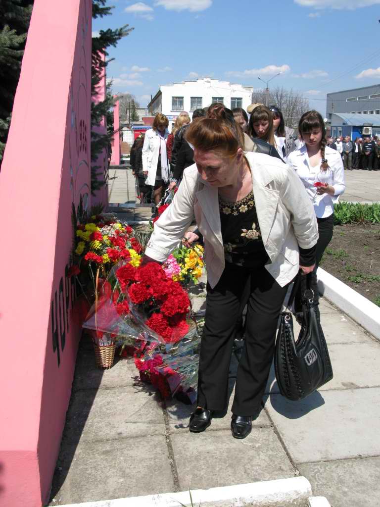 Митинг в честь 25 лет после Чернобыльской аварии. Покладание цветов в честь героического подвига ликвидаторов аварии на ЧАЕС (12)