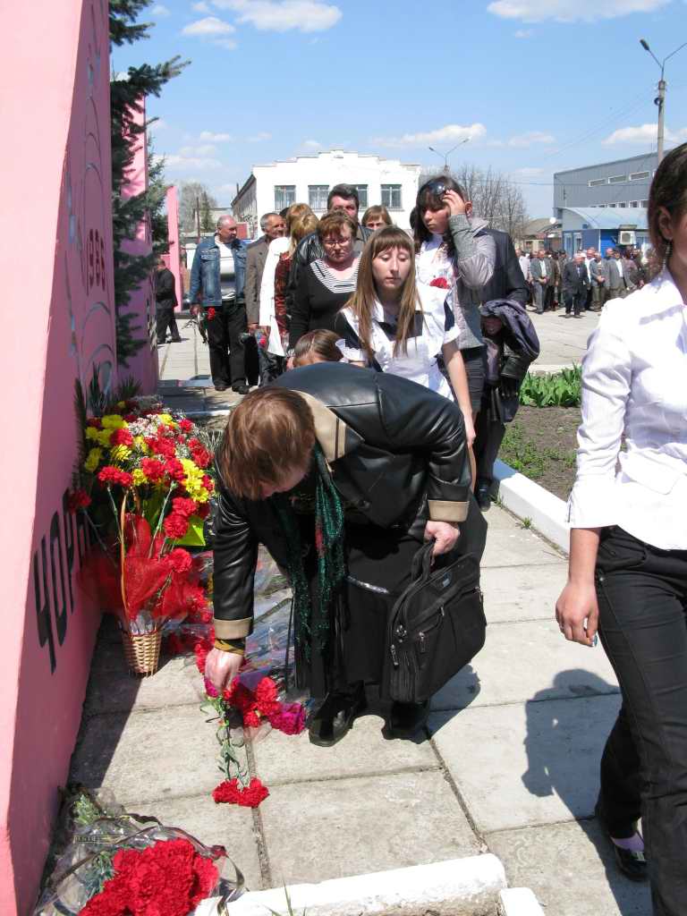 Митинг в честь 25 лет после Чернобыльской аварии. Покладание цветов в честь героического подвига ликвидаторов аварии на ЧАЕС (13)