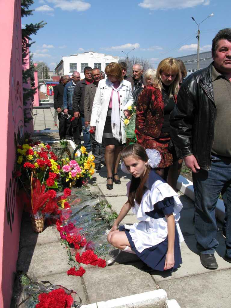Митинг в честь 25 лет после Чернобыльской аварии. Покладание цветов в честь героического подвига ликвидаторов аварии на ЧАЕС (14)