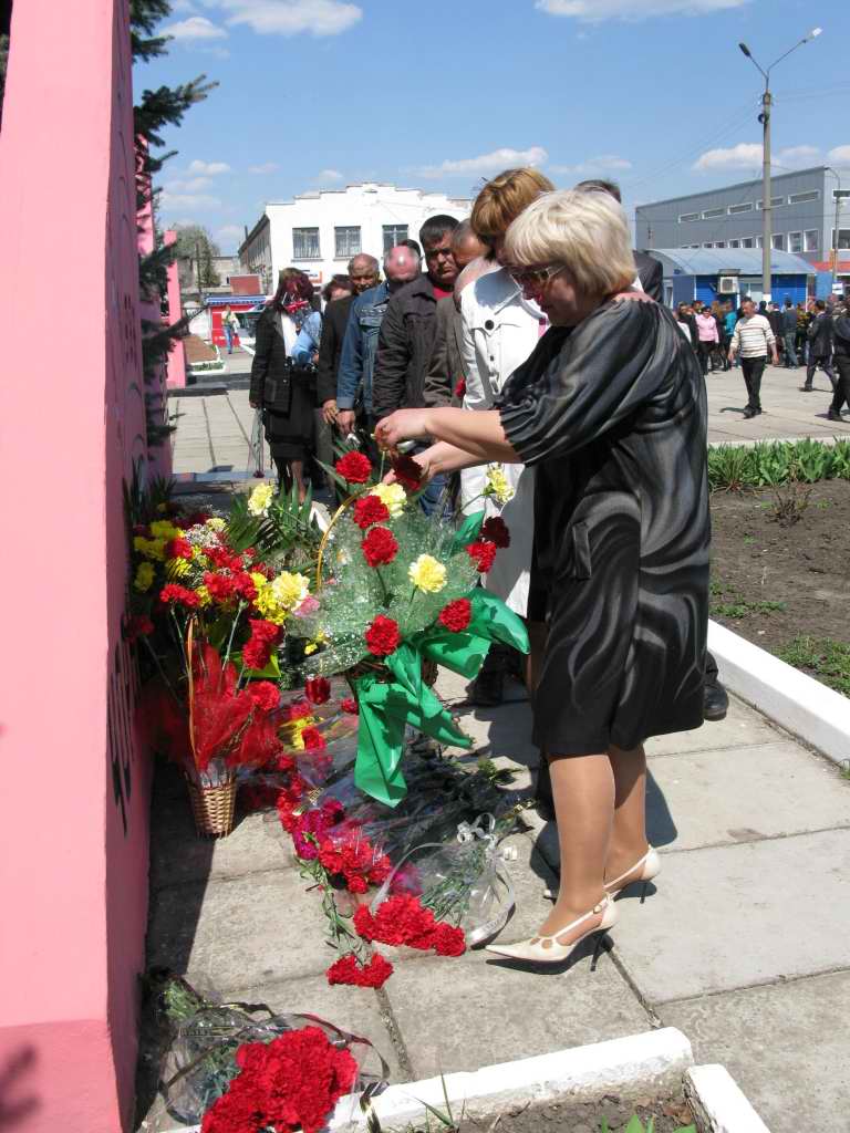Митинг в честь 25 лет после Чернобыльской аварии. Покладание цветов в честь героического подвига ликвидаторов аварии на ЧАЕС (15)