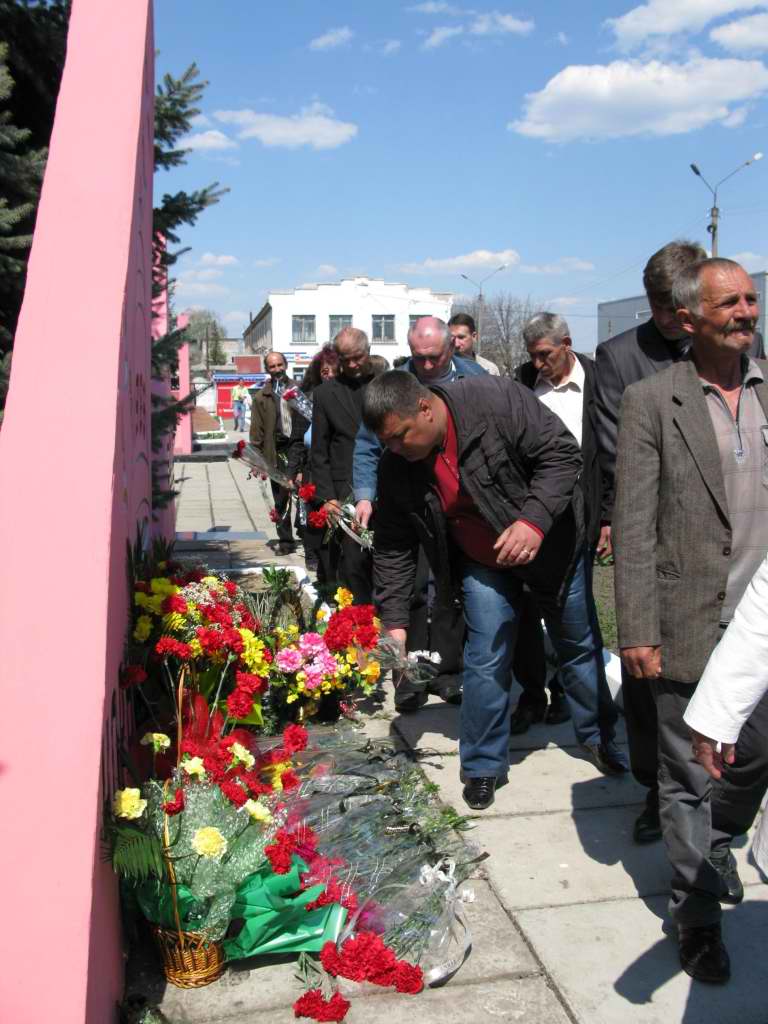Митинг в честь 25 лет после Чернобыльской аварии. Покладание цветов в честь героического подвига ликвидаторов аварии на ЧАЕС (15)