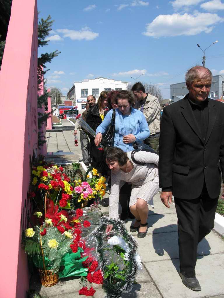 Митинг в честь 25 лет после Чернобыльской аварии. Покладание цветов в честь героического подвига ликвидаторов аварии на ЧАЕС (17)