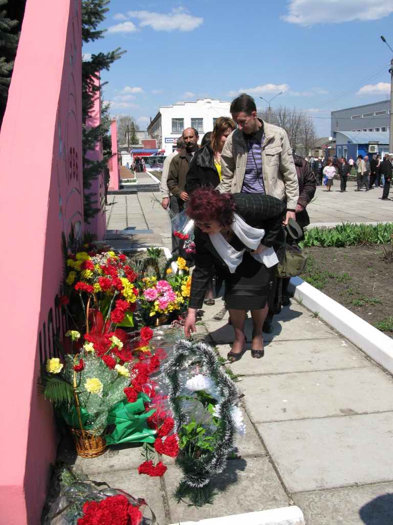 Митинг в честь 25 лет после Чернобыльской аварии. Покладание цветов в честь героического подвига ликвидаторов аварии на ЧАЕС (18)