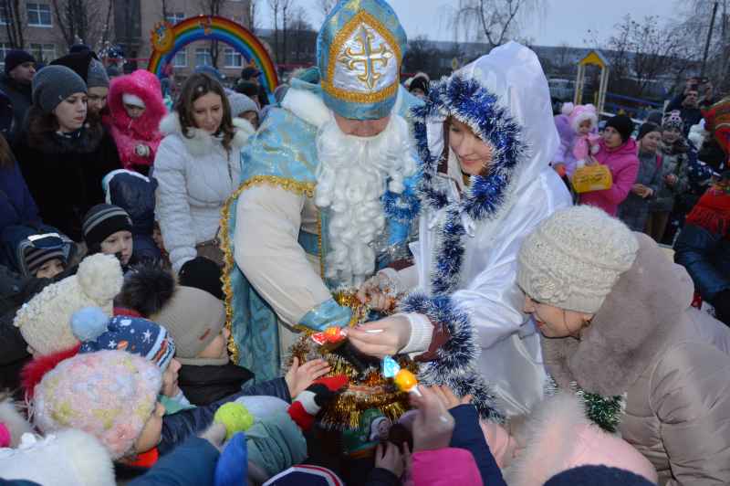 22 грудня відбулося відкриття міської ялинки.До малят завітав Святий Миколай і привітав дітвору з прийдешнім Новим роком та Різдвом.