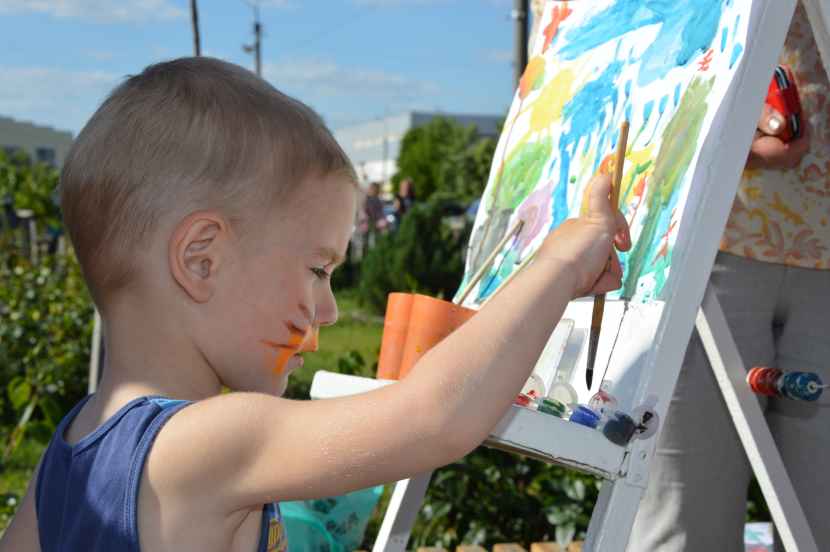 День захисту дітей у Сватовому 2017 р. Під час заходу. Маленькі сватівчани малюють картини на мольбертах.