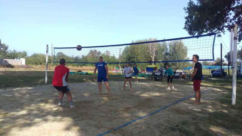 24 серпня на стадіоні Зарічному відбувся фінальний етап турніру з пляжного волейболу на Кубок міського голови серед усіх верств населення. Під час гри.