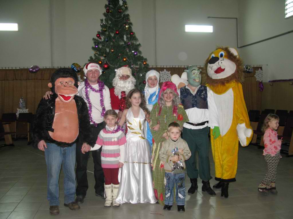 Дед мороз, Снегурочка и сказочные персонажи на празднике Нового года в Сватово