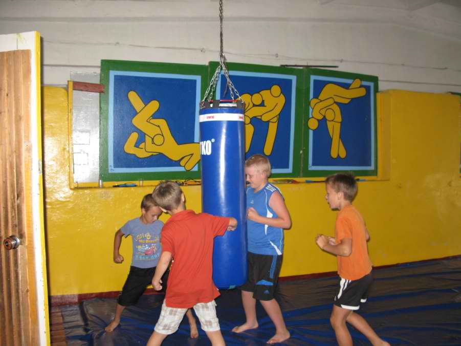 Діти тренуються в спортзалі