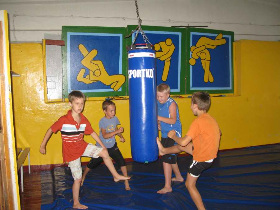 Діти тренуються в спортзалі 2015