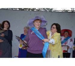 В рамках святкування Дня міста відбувся ще один конкурс «Пані Сватівчанка». В конкурсі взяли участь учасниці віком від 60 років. Під час нагородження.