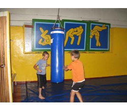 Діти тренуються в спортзалі 2015 рік