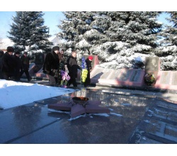 Возложение венков возле мемориала славы на день освобождения г. Сватово. 2014 год