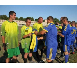 Футбольний матч розпочався о 17.00 години на стадіоні міського центру культури та дозвілля