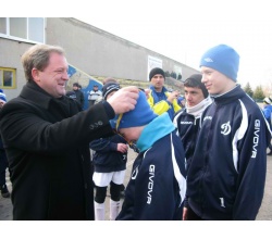 Награждение мером победителей первого Международного турнира «Дружба» по футболу в Сватово