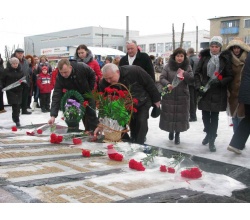 покладання квітів до Меморіалу слави в честь визволення Сватівщини від німецько-фашистських окупантів